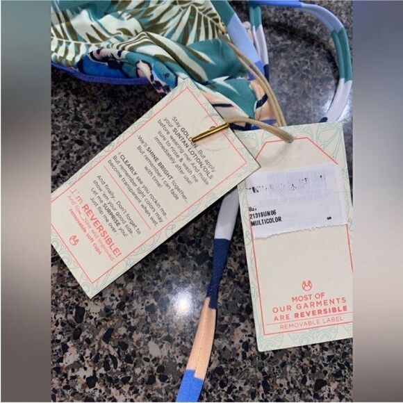 Maaji NWT Curuba surfer underwire bikini top
Reversible Size Small - Picture 8 of 10